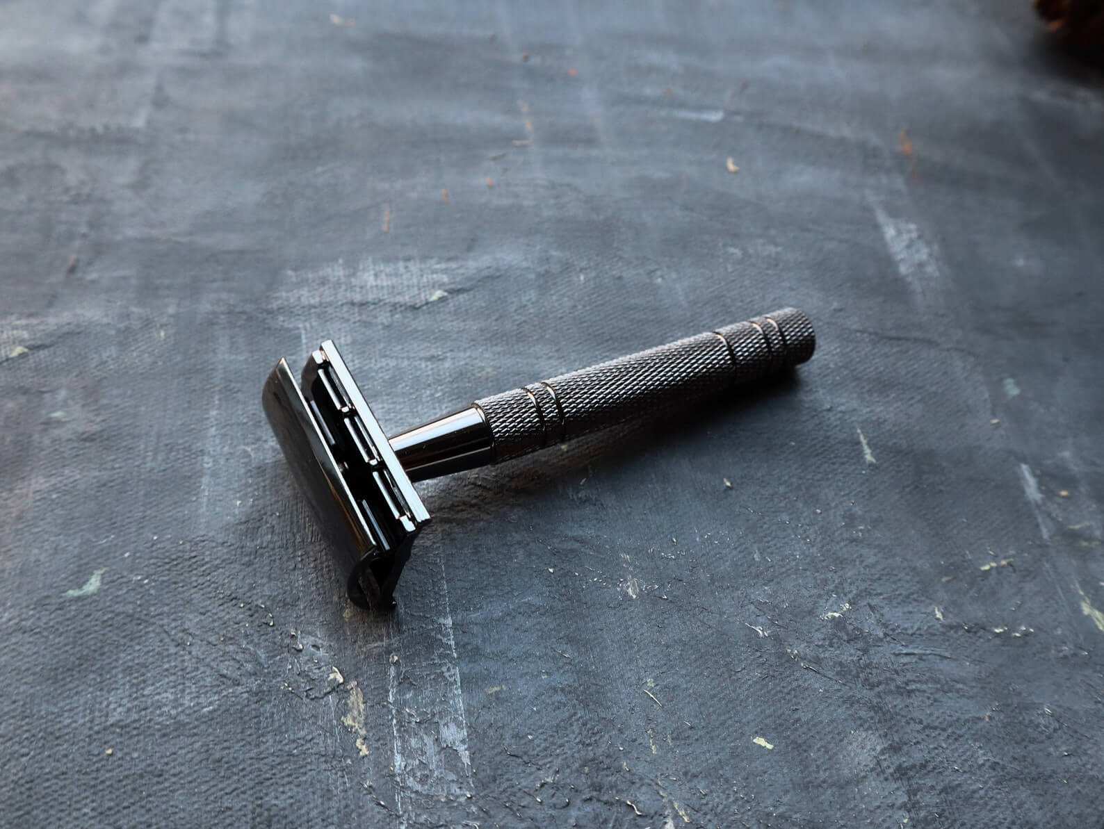 Double Edge Safety Razor - Metallic Black (5 Free Blades)